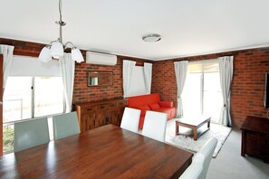 Room | In-room dining