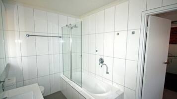Kamar | Kamar mandi | Kombinasi shower/bathtub, perlengkapan mandi gratis, dan handuk