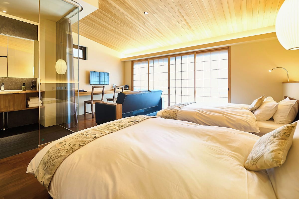 standard twin room | in-room safe, desk, free wifi, bed sheets