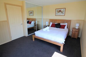 House | 4 bedrooms, iron/ironing board, free WiFi, bed sheets