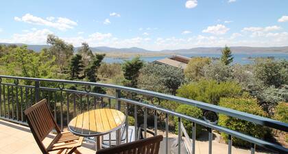 Torino 6 - Lake Jindabyne & Snowy Mountain Views