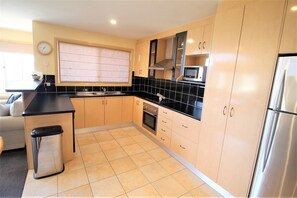 House | Private kitchen | Full-sized fridge, microwave, oven, stovetop - Torino 6 - Lake Jindabyne & Snowy Mountain Views (Jindabyne)