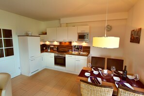 Kühlschrank, Mikrowelle, Ofen, Geschirrspüler