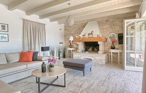 Fernseher, Videospielkonsole, Tischtennisplatte