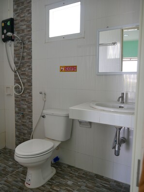 Standard Double Room | Bathroom | Shower, free toiletries, towels