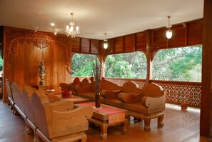 Lobby sitting area - Khum Khun Wang Resort (Mae Wang)