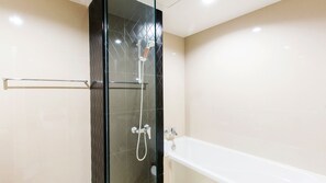 Deluxe Premier Room | 욕실 | 샤워기/욕조 결합, 헤어드라이어, 타월, 비누