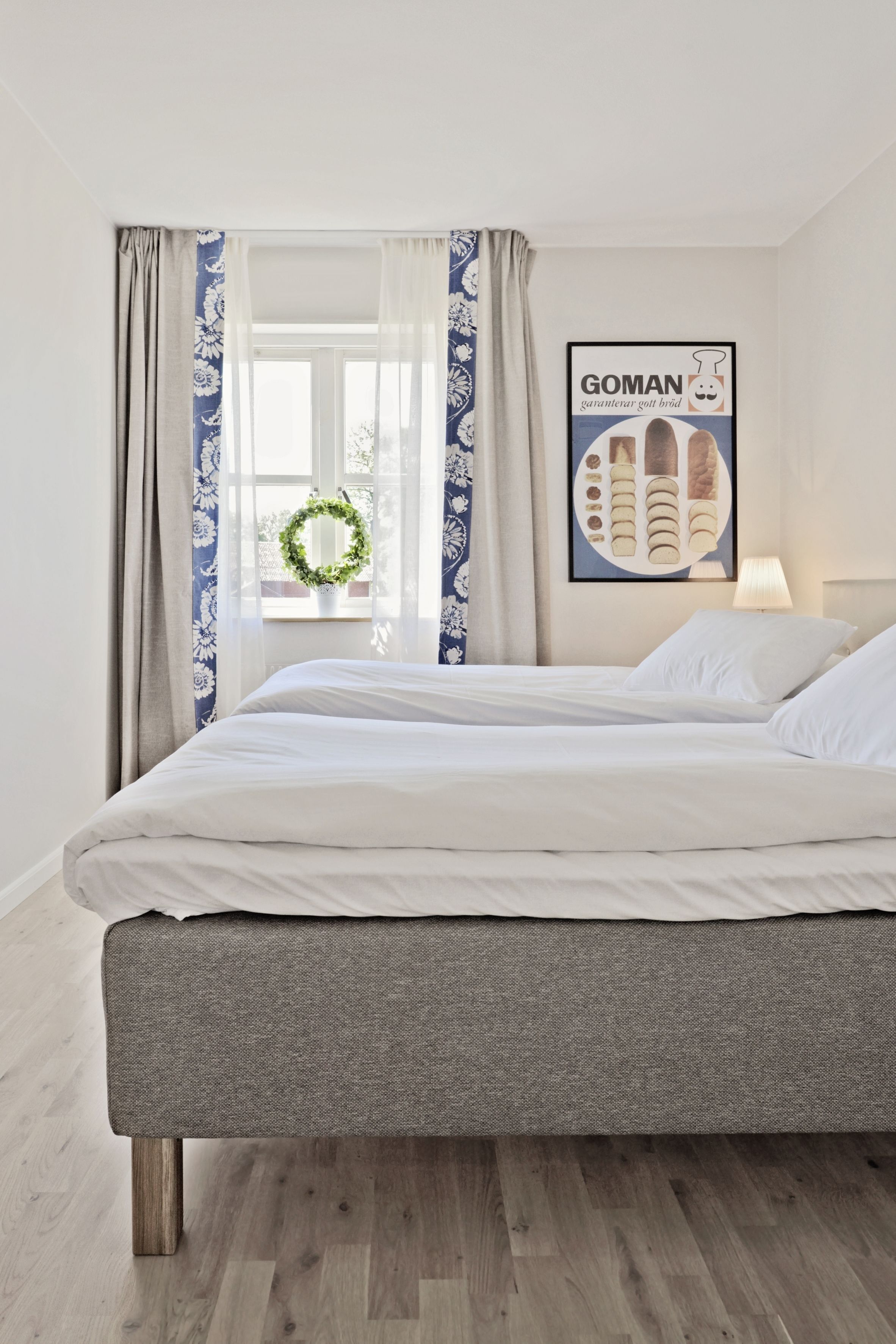 Màn/rèm cản sáng, bàn ủi/dụng cụ ủi quần áo 
