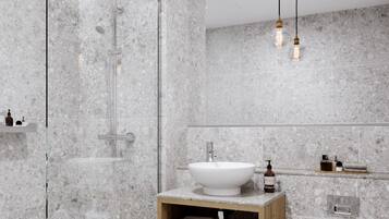 Quarto casal executivo | Banheiro | Chuveiro, produtos de toalete grátis, secador de cabelo