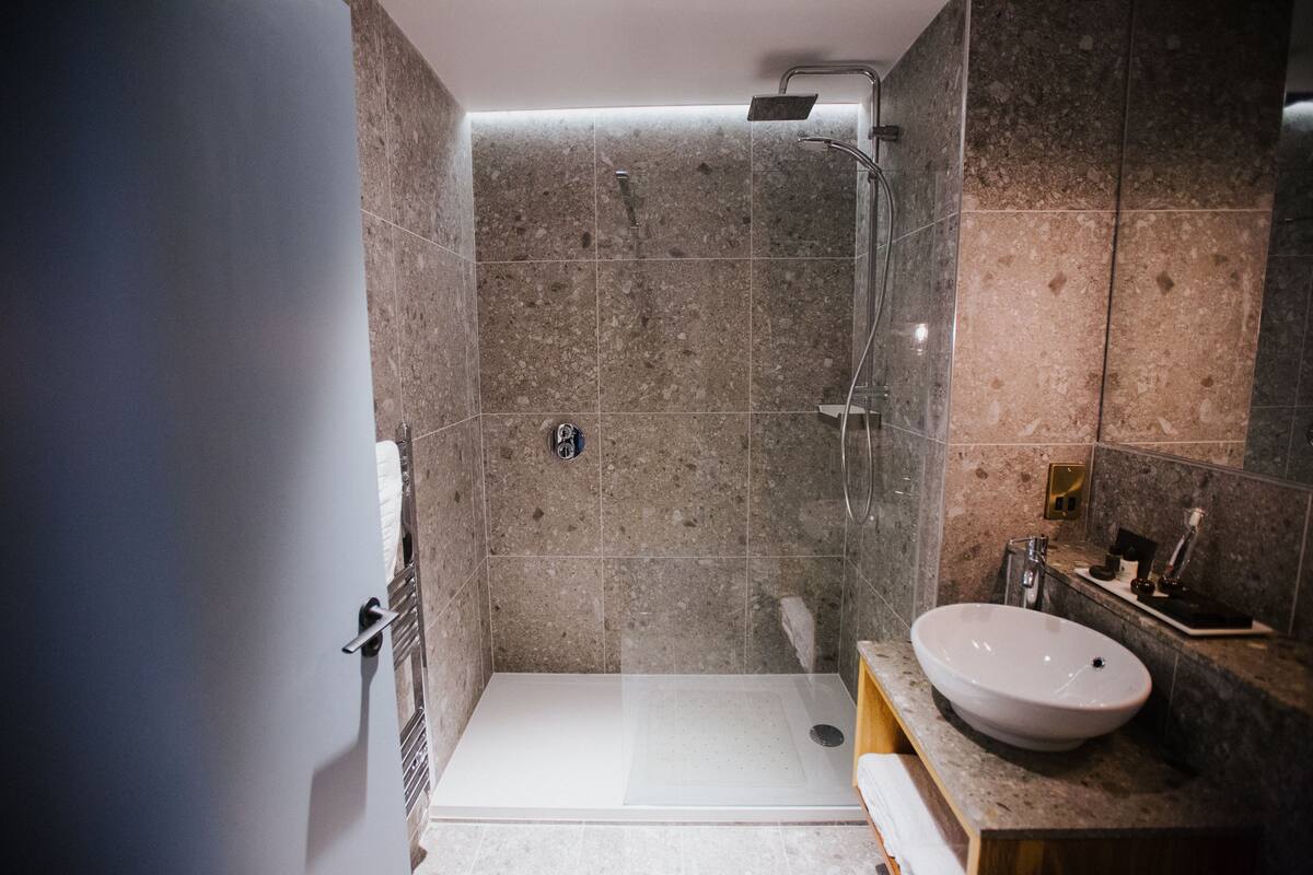 shower, free toiletries, hair dryer, towels