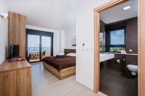 4 عدّة غرف نوم وخزنة داخل الغرفة ومكواة/لوح كي وواي فاي