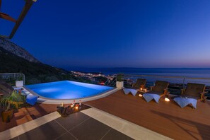 Una piscina al aire libre, una piscina climatizada