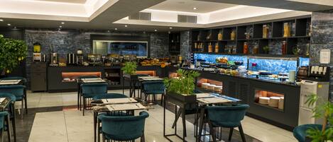 Un restaurante moderno con zona de bar, mesas y sillas, y diversas exhibiciones de comida y bebidas.