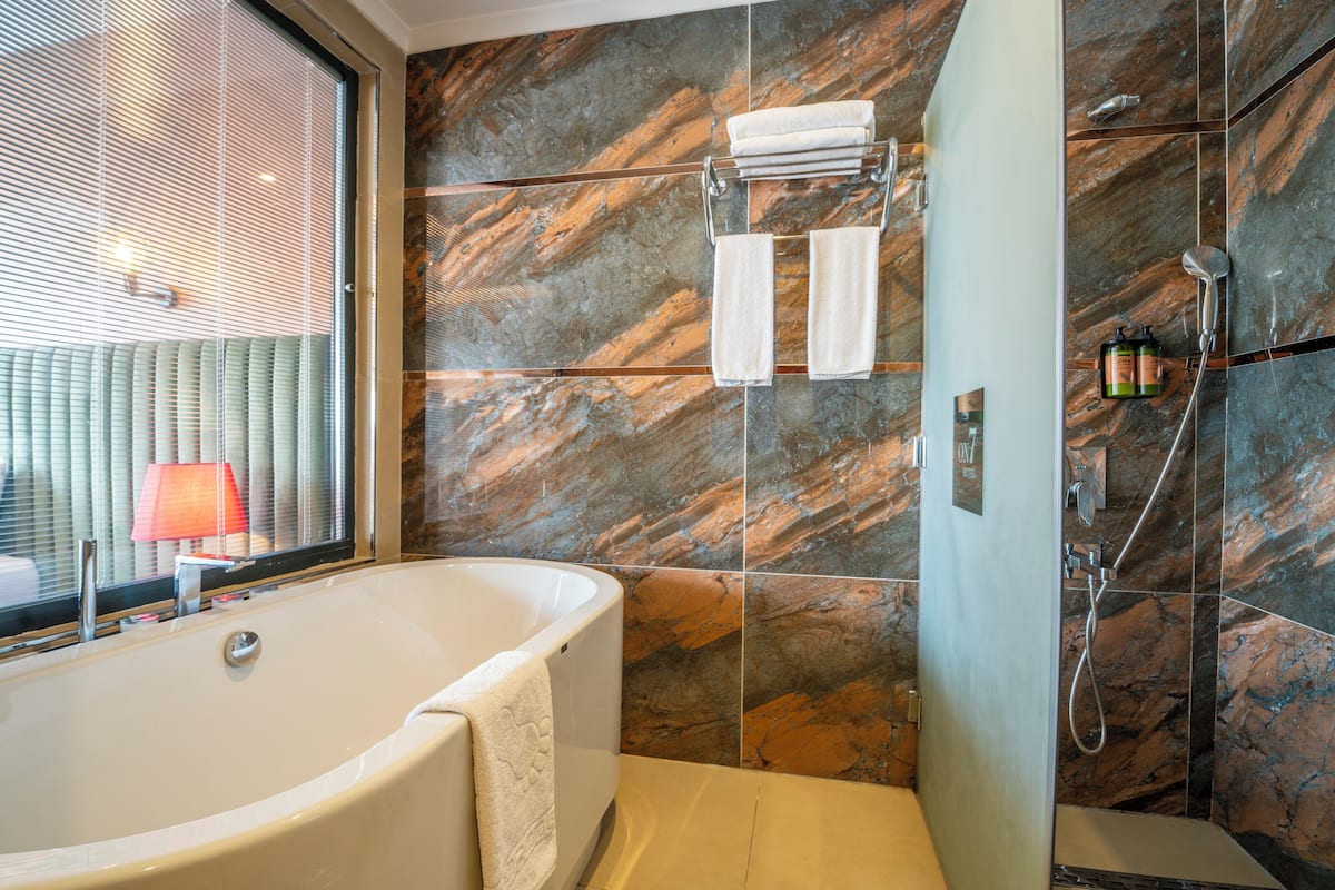 suite | bathroom | shower, free toiletries, hair dryer, slippers