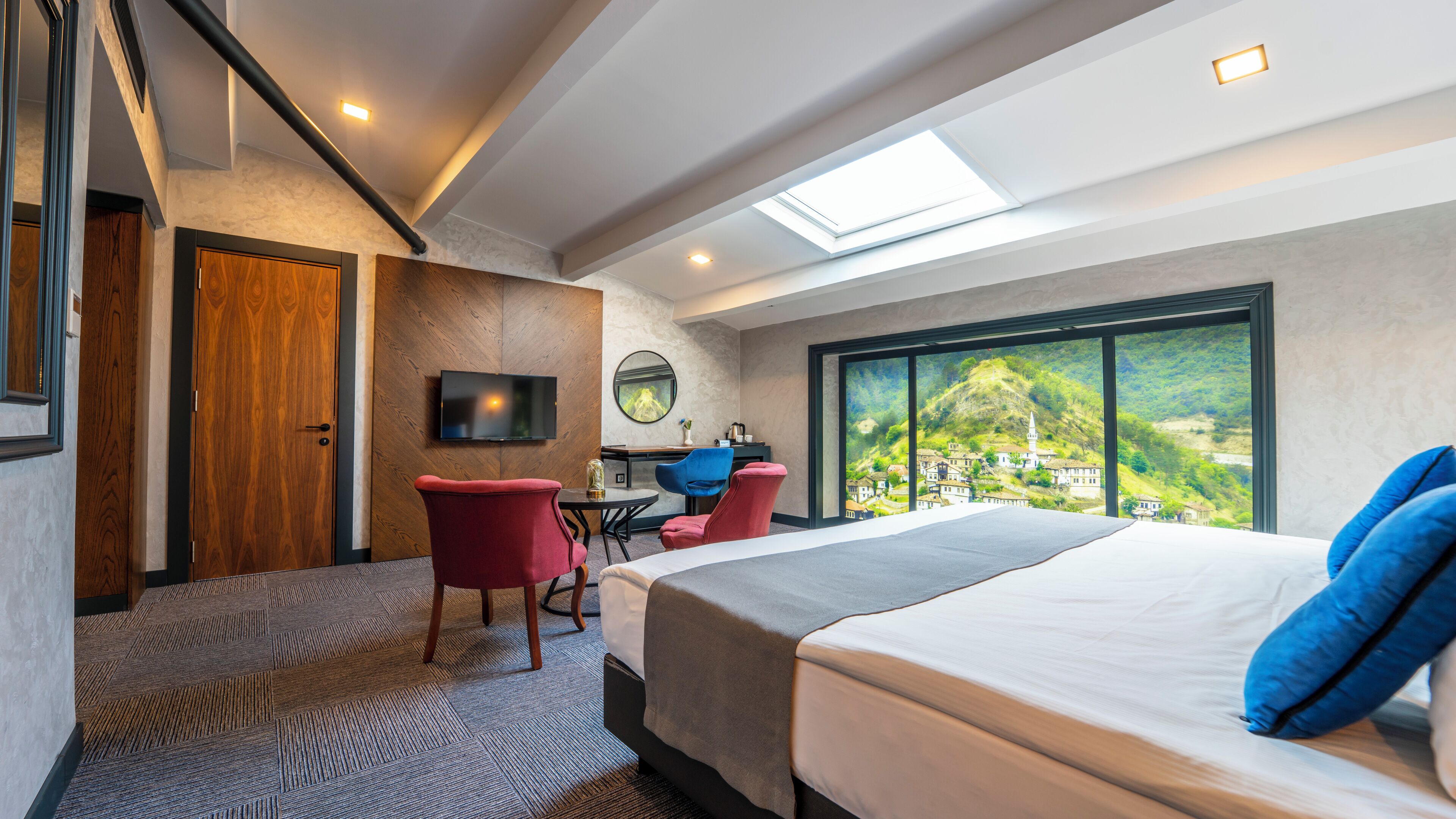 deluxe room | minibar, in-room safe, desk, soundproofing