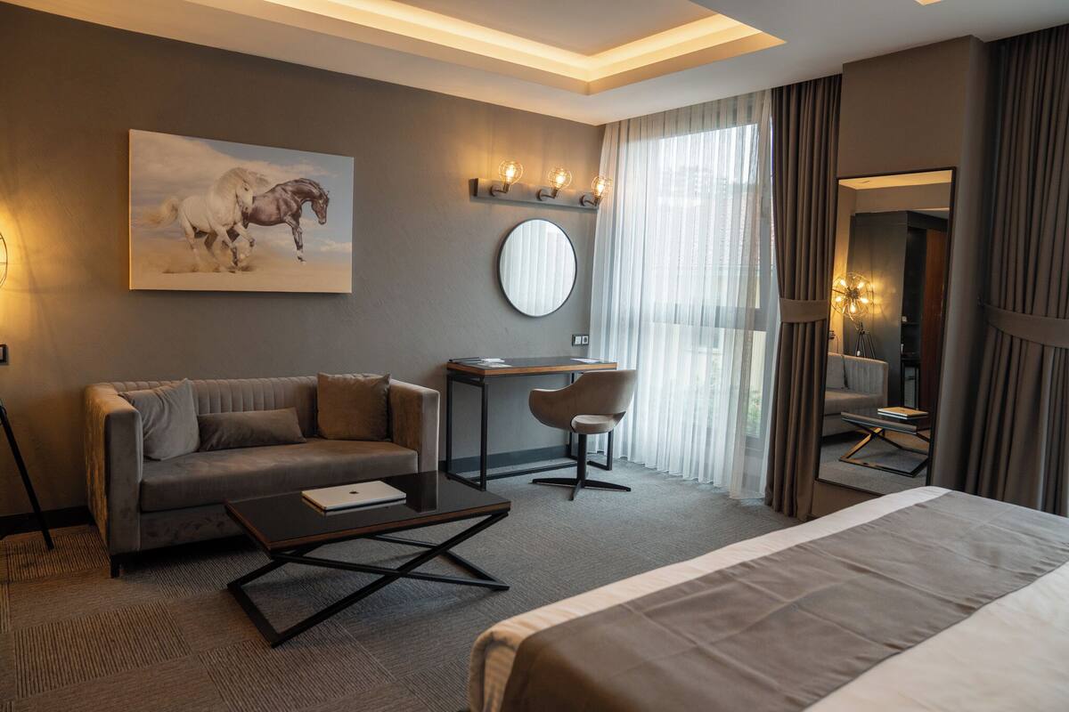 suite | minibar, in-room safe, desk, soundproofing