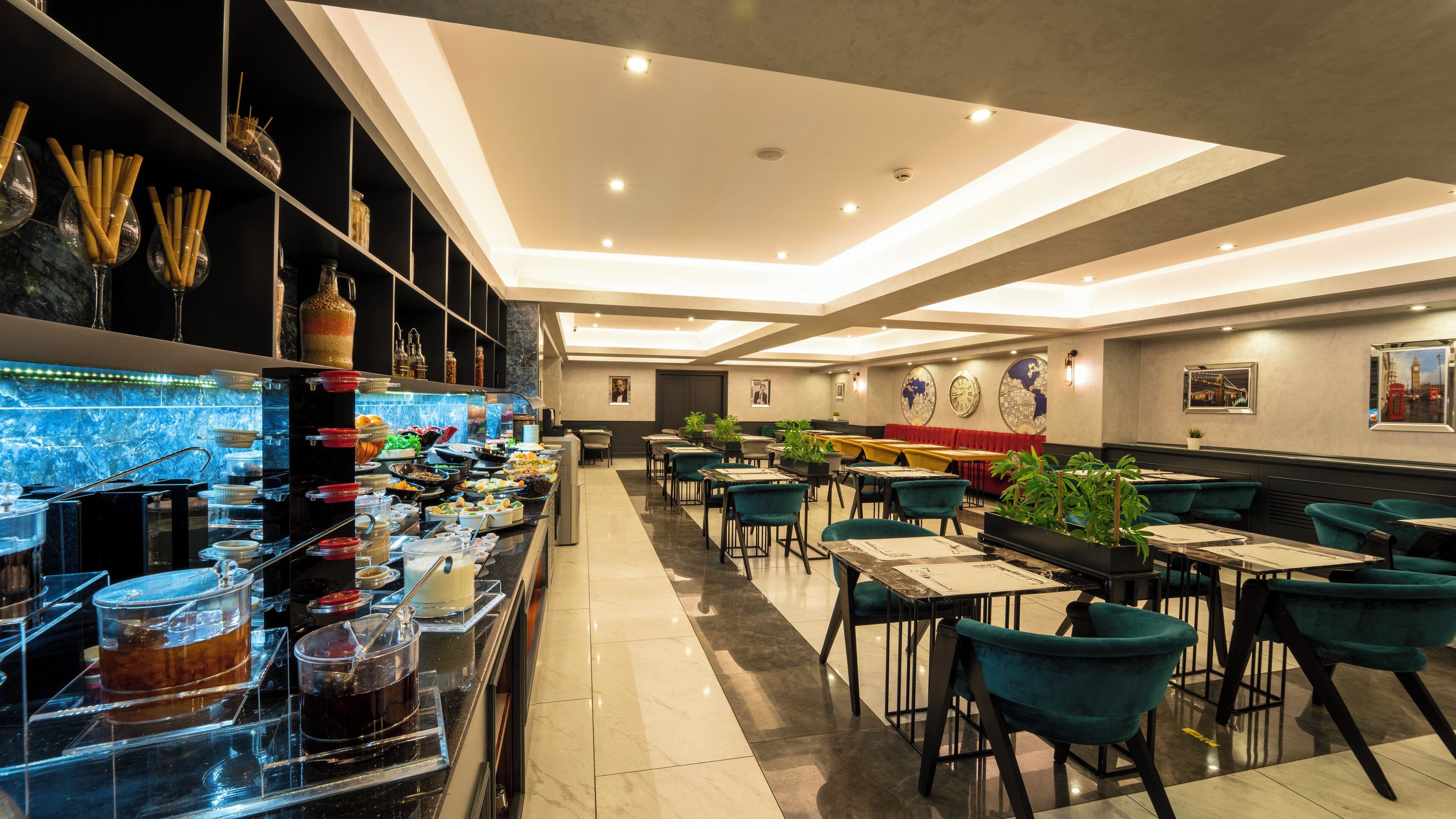 Un restaurante moderno con zona de bar, diversas opciones de asientos y un diseño limpio y contemporáneo.