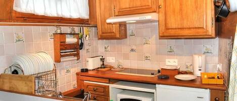 Kühlschrank, Mikrowelle, Ofen, Geschirrspüler