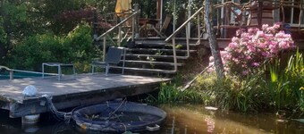 Chalet am Rande eines Teiches in einem Ort, wo die Natur erhalten ist. Angeln, Kanus