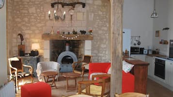 Télévision, cheminée, lecteur de DVD