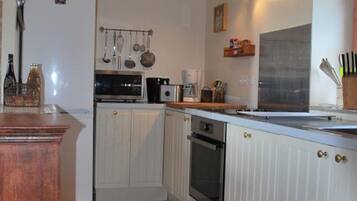 Een koelkast, een microgolfoven, een oven, een vaatwasser