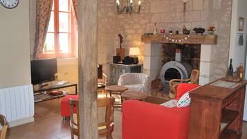 Televisie, een open haard en een dvd-speler