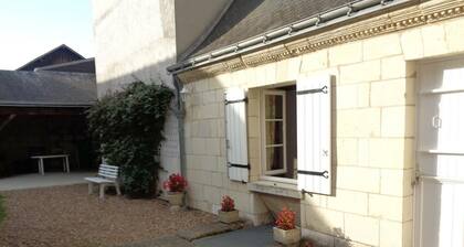 Maison tourangelle restaurée, 3 chambres, jardin clos, village viticole, proche loisirs et équipements bébé