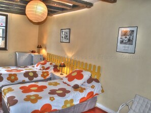 4 bedrooms, free WiFi - Charming 18th Century Cottage with Pool, Near Loire Castles and Vineyards (Saint-Épain)