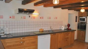 Een koelkast, een magnetron, een oven, een vaatwasser