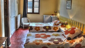 A room with two beds, a chair, a radiator, a window, and a lamp. - Charming 18th Century Cottage with Pool, Near Loire Castles and Vineyards (Saint-Épain)