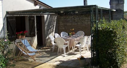 Gßte 18e avec piscine, jardin et équipements inclus, prÚs des Chùteaux de la Loire