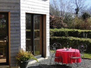 Outdoor dining - Eco-friendly house in Normandy with fireplace (Ouville)