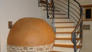 Una escalera de caracol con base de piedra y escalones de madera.