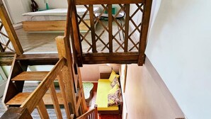 A wooden staircase with a wooden railing leading to a lower level. - Charming house near Loire Valley Castles (Athée-sur-Cher)