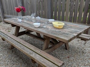 Outdoor dining - Semi-Detached Home in Omonville-la-Rogue with Parking and Pets Allowed (Omonville-la-Rogue)