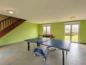 A room with a ping pong table, a foosball table, and a staircase. - Semi-Detached Home in Omonville-la-Rogue with Parking and Pets Allowed (Omonville-la-Rogue)