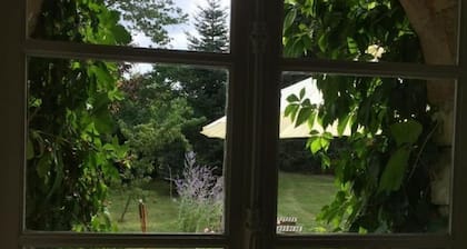 Luxus-Gîte in historischem Prieuré, privater Garten, 4 km von Chinon, ideal für Familien