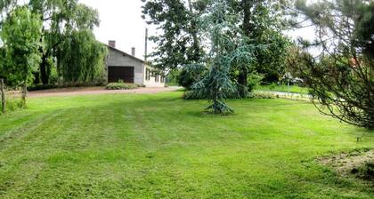 Country cottage in Touraine, pets allowed, private garden