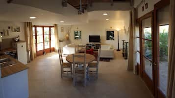 TV connectée, lecteur de DVD, livres