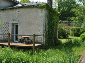 Property grounds - Cozy 19th-Century Cottage with Riverside Terrace, Near Azay-le-Rideau, Modern Amenities Included (Cheillé)