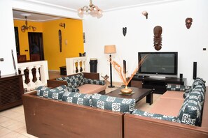 TV, livros, aparelho de som