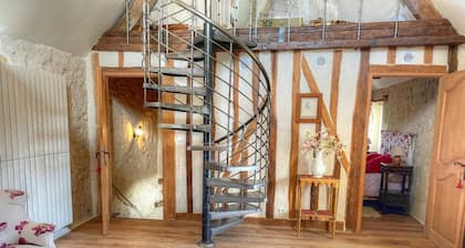Charming 17th-Century Farmhouse with Garden, Terrace, Modern Amenities, and Wi-Fi in Villandry