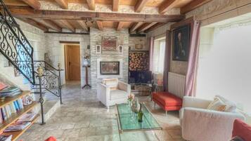 Televisie en een open haard