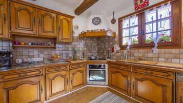 Køleskab, mikrobølgeovn, ovn, kogeplade