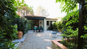 A patio area with a table and chairs, surrounded by gravel and plants. - GASSIN / FONT-MOURIER: 1/2-BEDROOM MAZET IN ESTATE WITH POOL AND TENNIS (GASSIN)