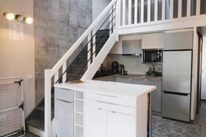 Fridge, microwave, dishwasher, cookware/dishes/utensils