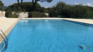 A rectangular swimming pool with clear blue water, surrounded by a tiled deck. - GASSIN / FONT-MOURIER: 1/2-BEDROOM MAZET IN ESTATE WITH POOL AND TENNIS (GASSIN)