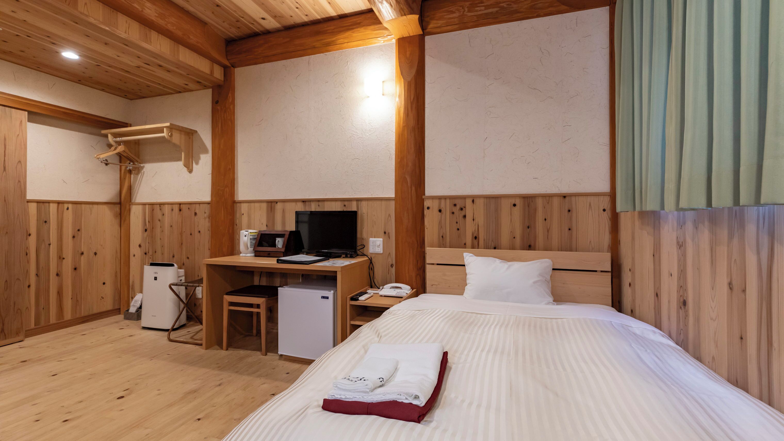 In-room safe, desk, WiFi (free), bed sheets