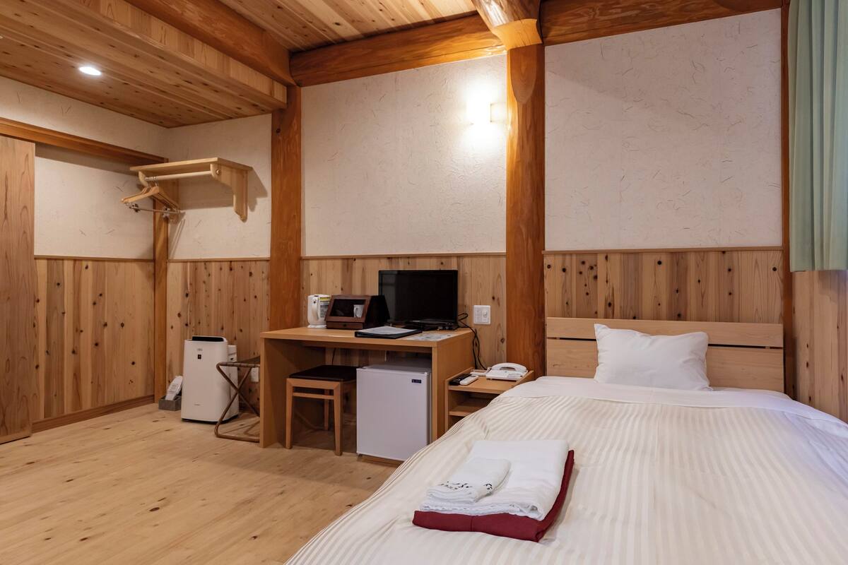 In-room safe, desk, free WiFi, bed sheets