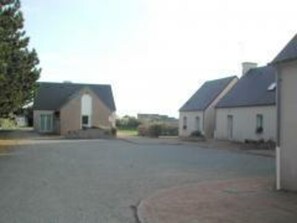 Exterior - Seaside Cottage: Charming and Cozy with Garden, Terrace, and BBQ near Harbor (Omonville-la-Rogue)